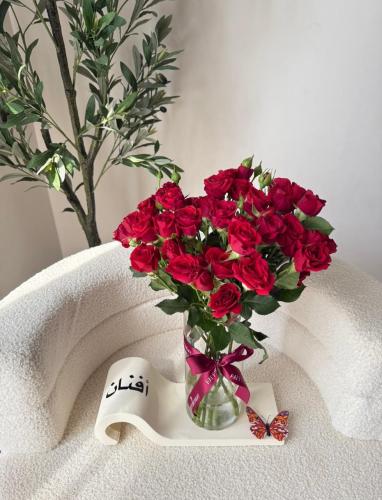 Natural flower vase with stand name