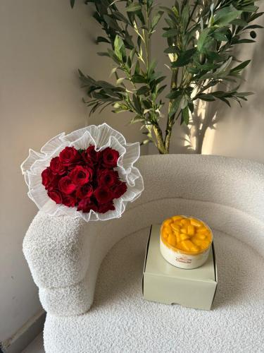 A bouquet of Jordan roses with a Ganache cake
