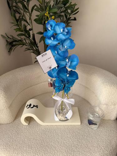 Stand the name with fish vase