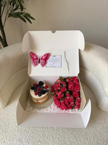 Birthday cake box with natural flowers