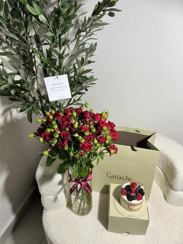 Natural flower vase with cake