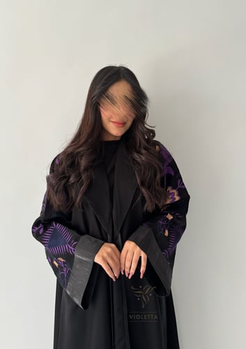 عباية سوداء بأكمام مطرزة باللون البنفسجي - z6141