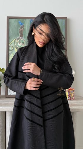 بكج عباية سوداء ربع كلوش بقماش الجاكار و فستان تجت...