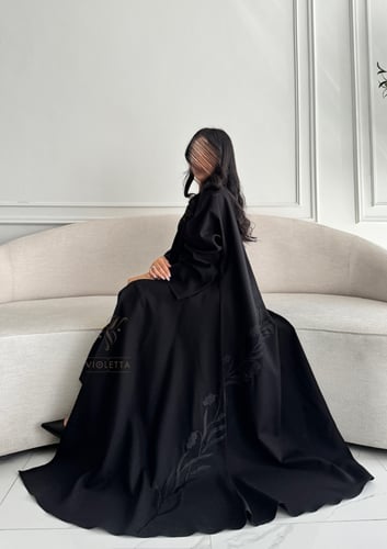 بكج عباية سوداء كريب بتطريز زهور أسود كلوش و فستان...