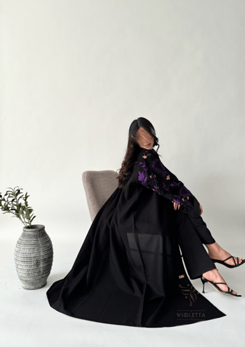 عباية سوداء بأكمام مطرزة باللون البنفسجي - z6141