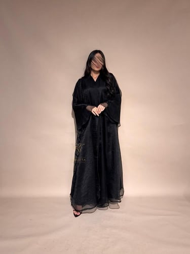 عباية سوداء كلوش تفتة حرير بالورد البارز -6172