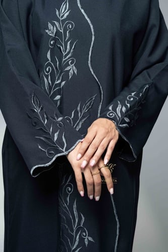 عباية كحلية بتطريز أنيق بقماش رغدة Z6135