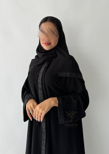 عباية سوداء نصف كلوش بياقة عالية 6166