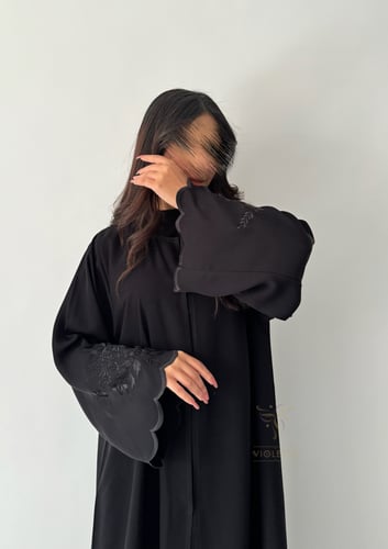 بكج عباية ربع كلوش سوداء بتطريز ورد أسود و فستان ت...