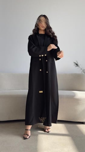 بكج عباية رسمية سوداء بأزارير ذهبية و طقم أسود تحت...