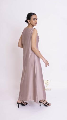 فستان بيج حرير بثلاث كسرات جانبية Z9019