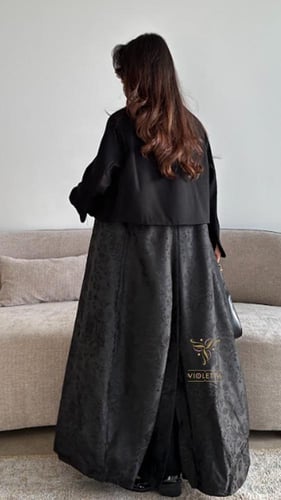 عباية سوداء ترنش كوت بقماش الجاكار بفست بقماش مني...