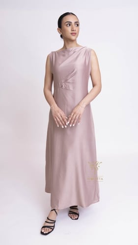 فستان بيج حرير بثلاث كسرات جانبية Z9019