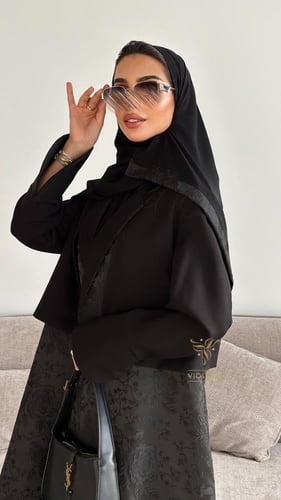 عباية سوداء ترنش كوت بقماش الجاكار بفست بقماش مني...