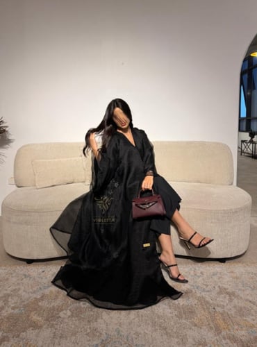 بكج عباية سوداء كلوش تفتة حرير بالورد البارز و فست...