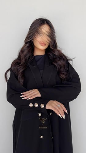 بكج عباية رسمية سوداء بأزارير ذهبية و طقم أسود تحت...