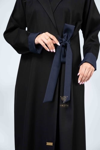 عباية سوداء بحزام جانبي متصل -Z6139