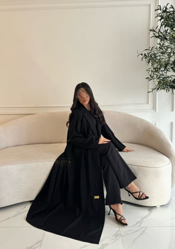 بكج عباية سوداء مطرزة بشك خرزي و فستان تحت العباية...