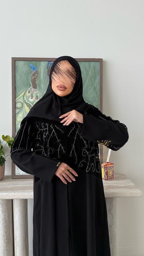 بكج عباية سوداء ربع كلوش بتداخل قماش المخمل و فستا...