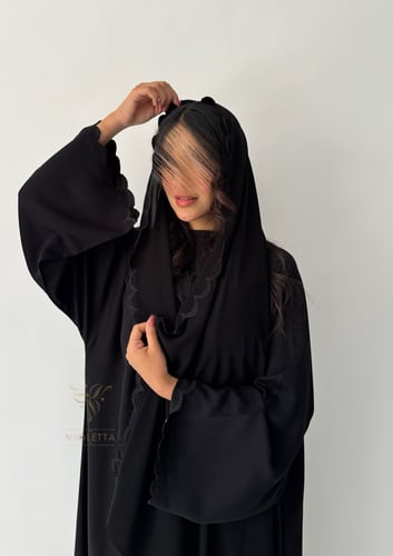 بكج عباية ربع كلوش سوداء بتطريز أسود و فستان داخلي...