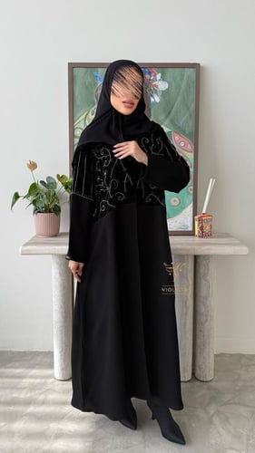 بكج عباية سوداء ربع كلوش بتداخل قماش المخمل و فستا...