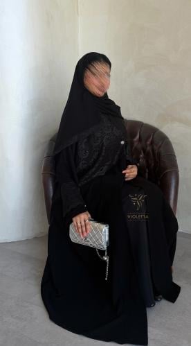 عباية سوداء صيفية بتفاصيل دانتيل وأزرار فضية -6210