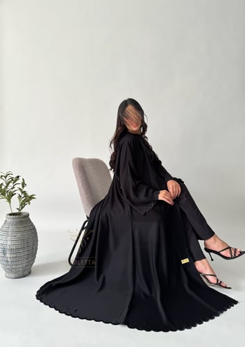بكج عباية ربع كلوش سوداء بتطريز أسود و فستان داخلي...