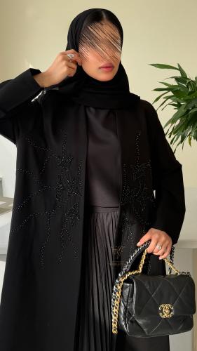 عباية سوداء أنيقة بتفاصيل شكّ لامعة وتطريز راقٍ-62...
