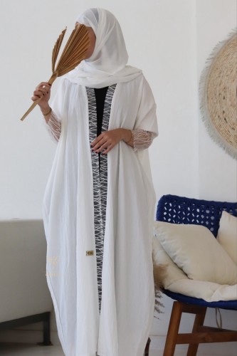 عباية بقصة البشت باللون الأبيض- Z700