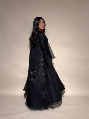 بكج عباية سوداء كلوش تفتة حرير بالورد البارز و طقم...