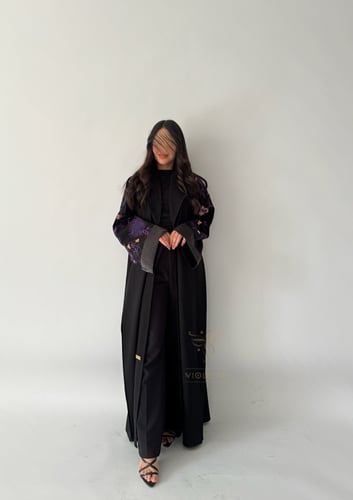 عباية سوداء بأكمام مطرزة باللون البنفسجي - z6141