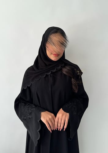 بكج عباية ربع كلوش سوداء بتطريز ورد أسود و فستان ت...