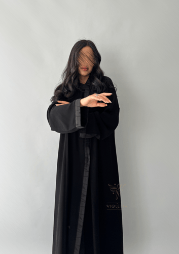 عباية سوداء نصف كلوش بياقة عالية 6166