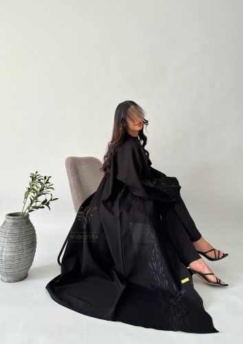 عباية سوداء بأكمام واسعة وتطريز أنيق- Z6130