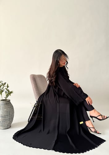 بكج عباية ربع كلوش سوداء بتطريز أسود و فستان داخلي...