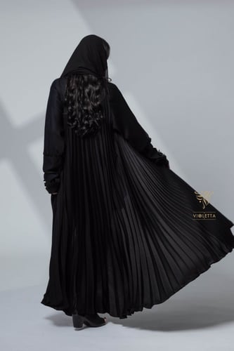 عباية سوداء بكسرات ومشابك لؤلؤ -z6059