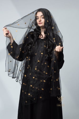 طرحة شيفون سوداء بنجوم ذهبية Z7021