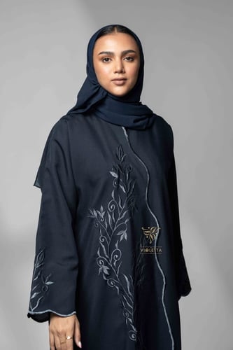 عباية كحلية بتطريز أنيق بقماش رغدة Z6135