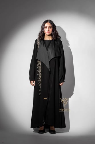 عباية سوداء مطرزة بالشك بوردة الفايوليت Z6123