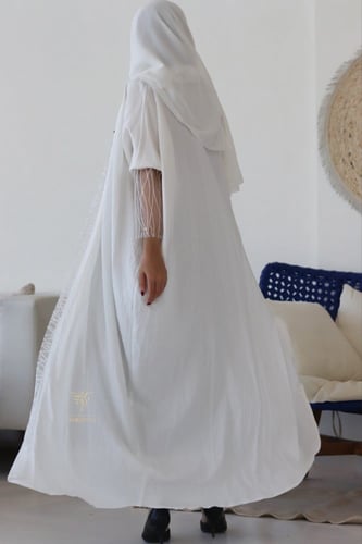 عباية بقصة البشت باللون الأبيض- Z700