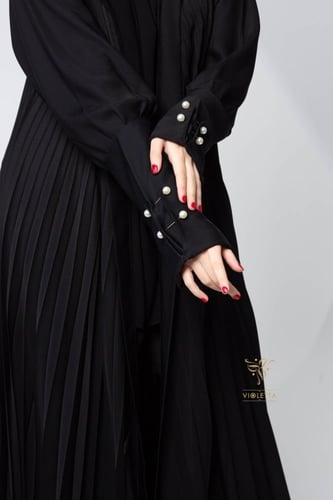 عباية سوداء بكسرات ومشابك لؤلؤ -z6059