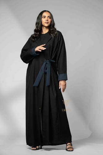 عباية سوداء بحزام جانبي متصل -Z6139