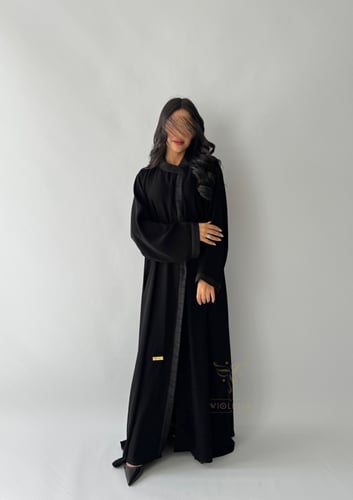 عباية سوداء نصف كلوش بياقة عالية 6166