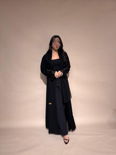 بكج عباية بأكمام من الشيفون و طقم أسود تحت العباية...