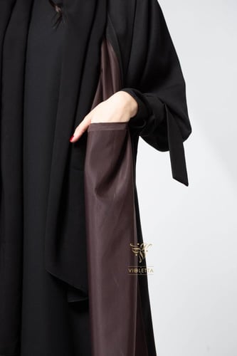 عباية سوداء بلمسة حرير بني Z6058