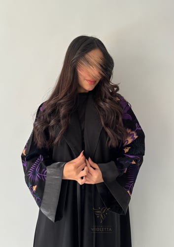 عباية سوداء بأكمام مطرزة باللون البنفسجي - z6141