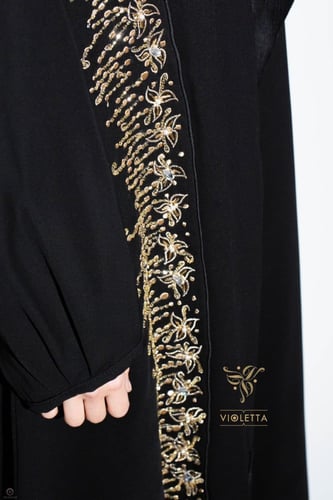 عباية سوداء مطرزة بالشك بوردة الفايوليت Z6123