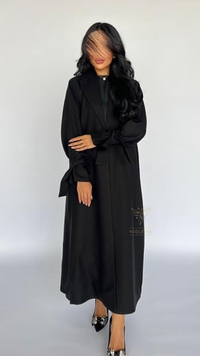 عباية سوداء بلمسة حرير بني Z6058