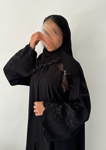 بكج عباية ربع كلوش سوداء بتطريز ورد أسود و فستان ت...