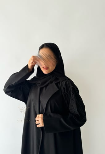 بكج عباية سوداء مطرزة بشك خرزي و فستان تحت العباية...